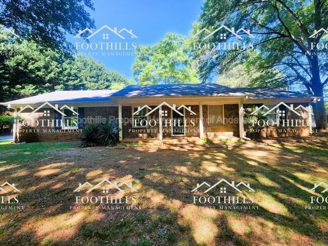 Building Photo - 303 Green Forest Dr