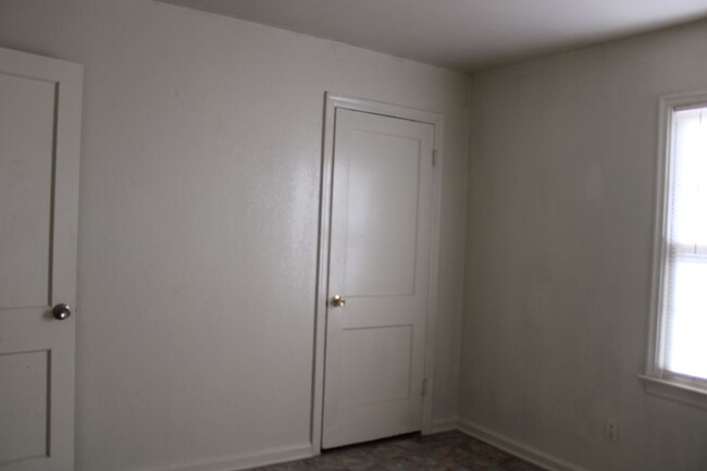 Building Photo - 5 Minutes from Tinker!!!