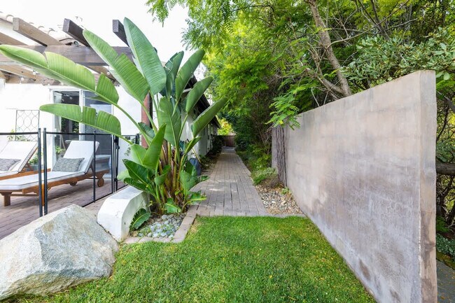 Building Photo - 818 Sunset Dr