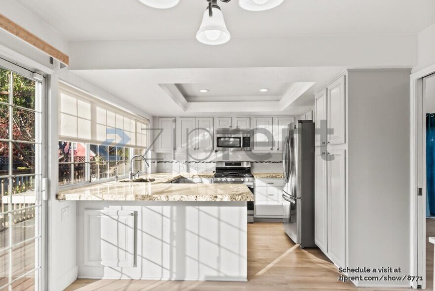 Building Photo - 2025 Park Royal Dr