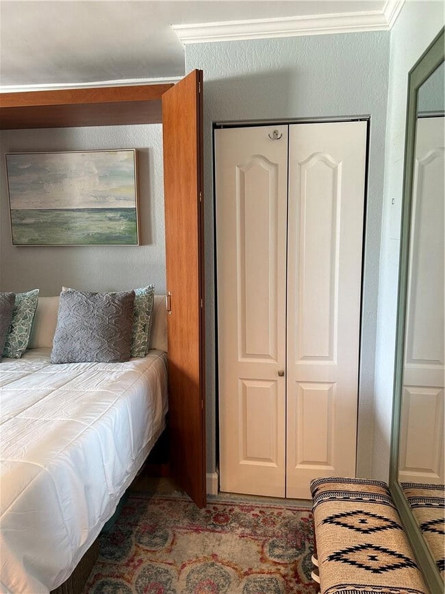 Building Photo - 2900 NE 30th St