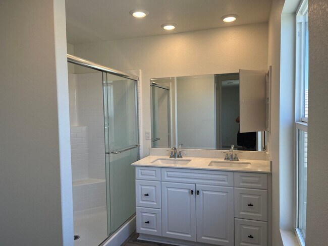 Building Photo - Lake Elsinore 5 Bedroom