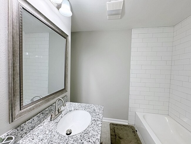 Building Photo - 4 Bedroom Furnished or UnFurnished rental