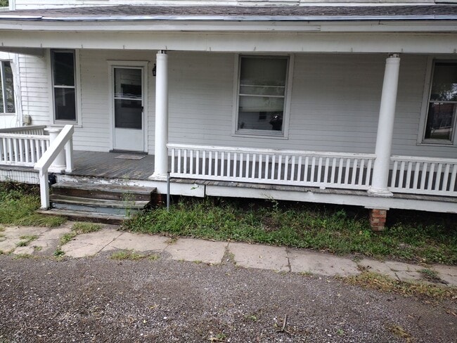 Building Photo - MAIN FLOOR LARGE APARTMENT