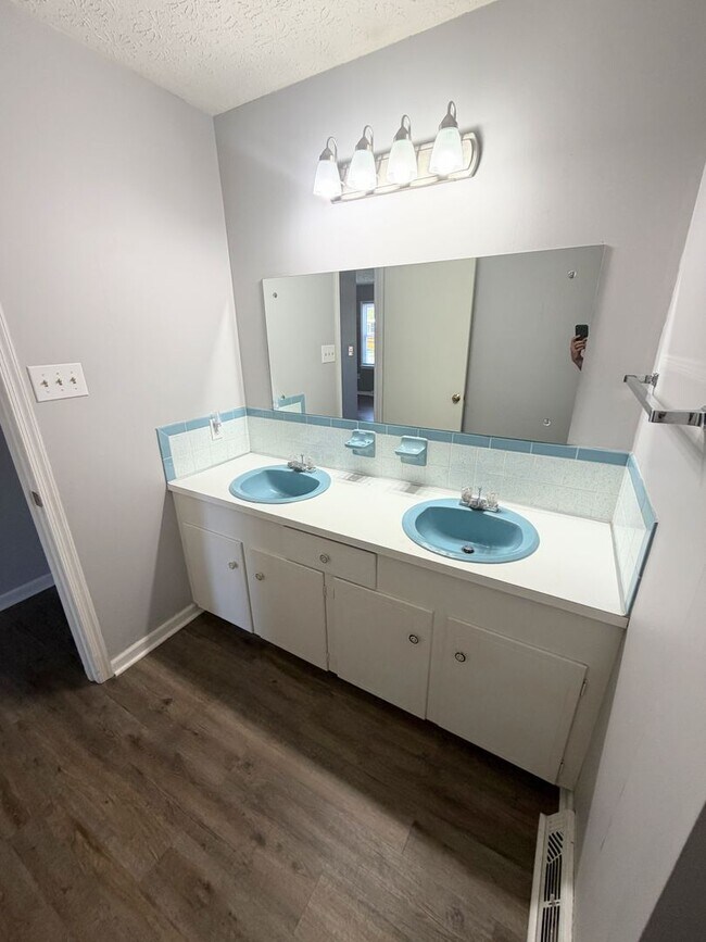 Building Photo - 919 Sandusky Dr