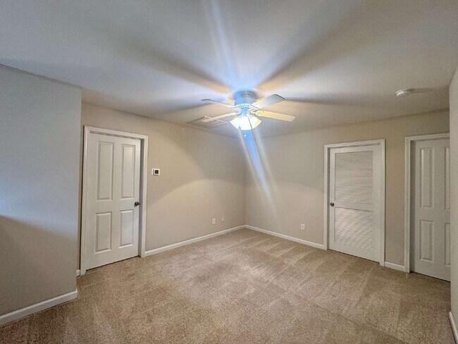 Building Photo - Spacious Three Bedroom Home in Churchill N...
