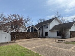 Building Photo - Rare Leasing Opportunity it in the Heart of Fort Smith/One Acre Lot w/City Views/Four Bed/3full+2...