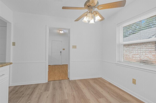 Building Photo - 1122 Rhine Ln