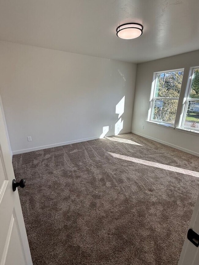 Building Photo - 504 S 5th St