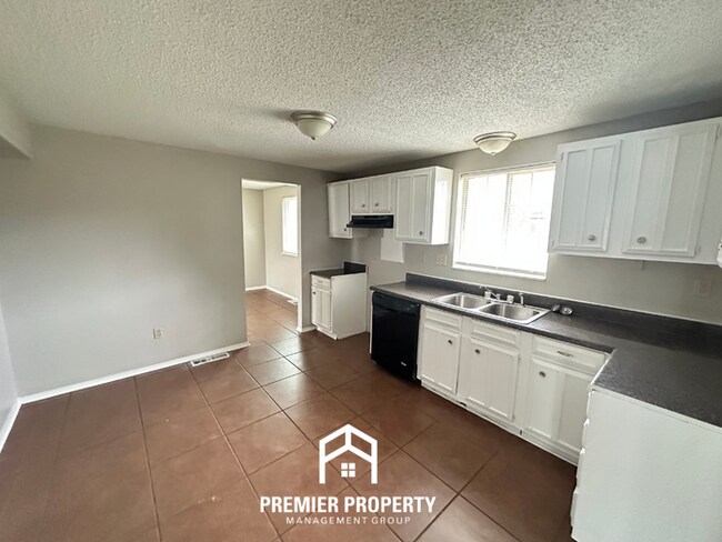 Building Photo - Spacious 4BR Home w/ Fireplace, Covered Patio & Fenced Yard