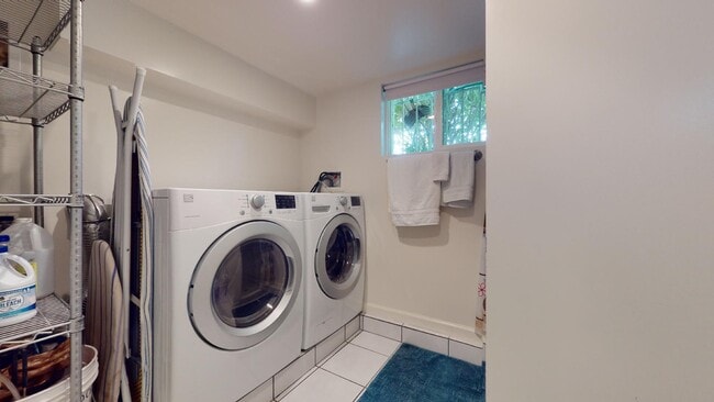 Building Photo - 1700 D St SE