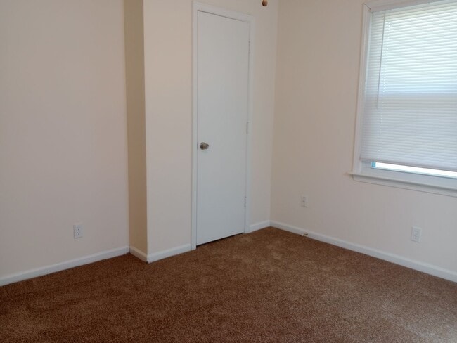 Building Photo - Darling 3 Bedroom Ranch with Fully Fenced ...