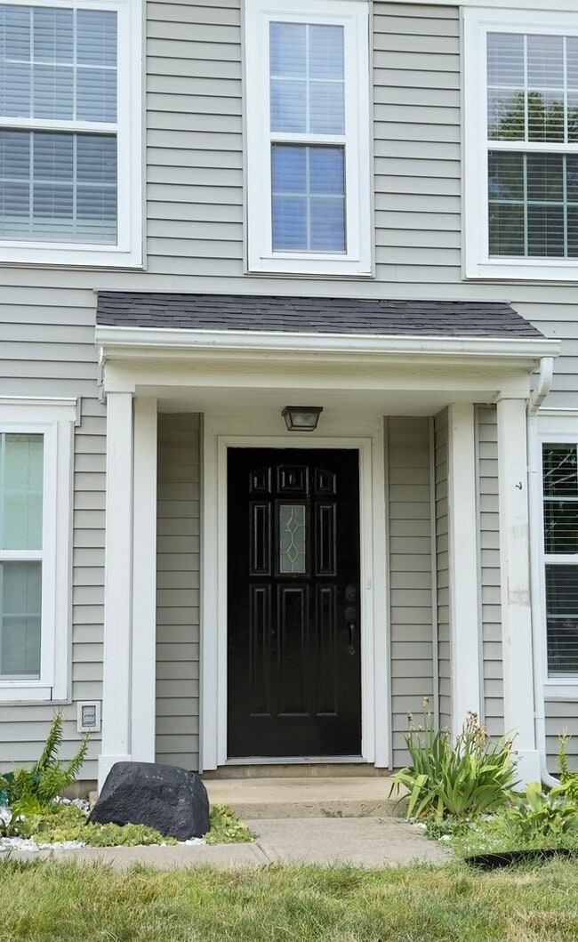 Building Photo - STUNNING 4 Bedroom 2.5 Bath