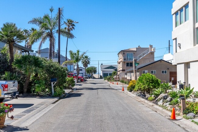 Building Photo - 137 Simi Ave