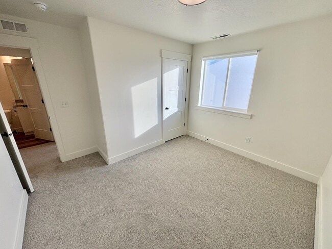 Building Photo - 638 E 360 S