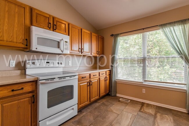 Building Photo - Stunning 3 Bedroom / 2 Bathroom Home | Mil...