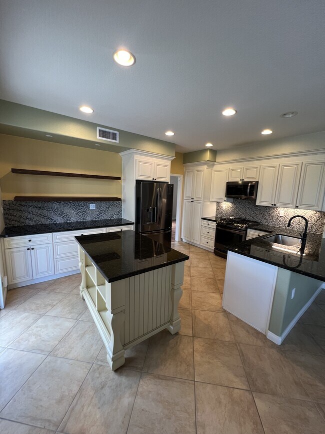 Building Photo - 42251 Harwick Ln