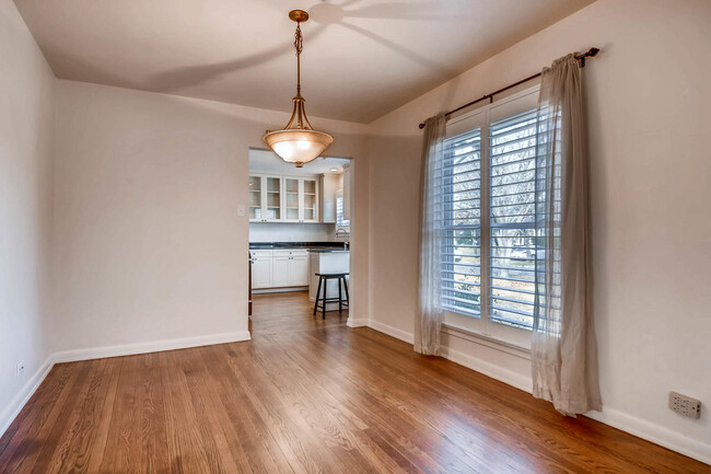 Building Photo - Charming 2 BR / 1 Bath in highly desirable...