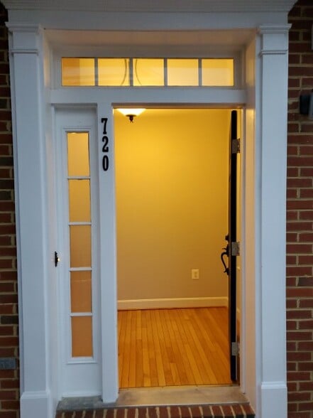 Building Photo - 720 Vestal St