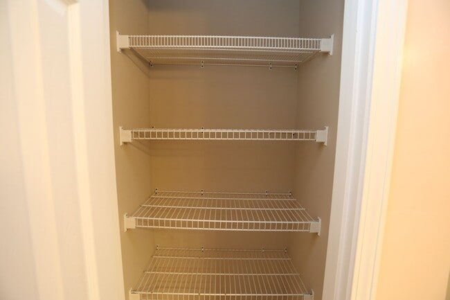 Building Photo - 3 Bedroom House close to Town!