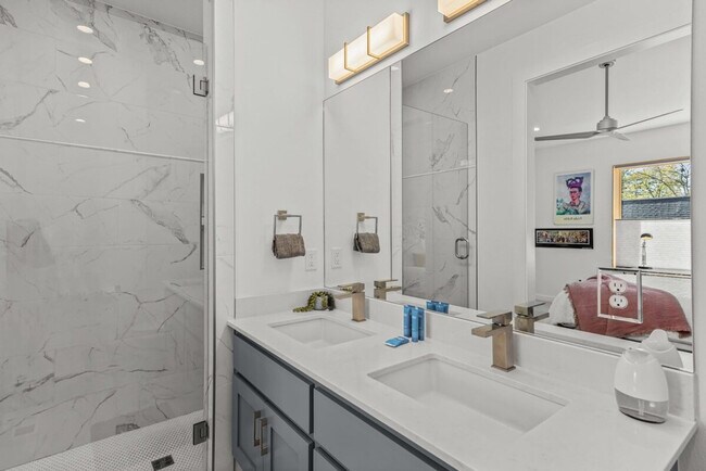 Building Photo - 707 SE A St