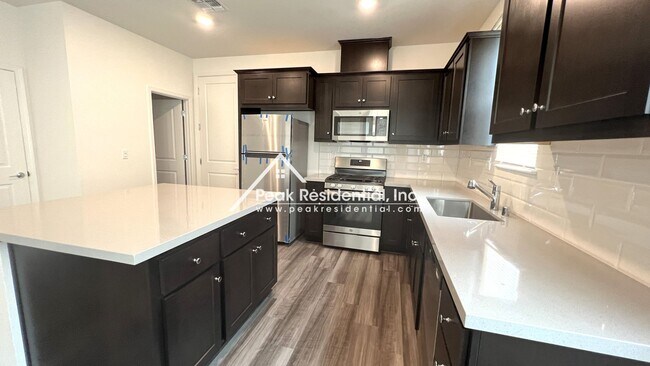 Building Photo - Newer 3bd/2.5ba North Natomas Townhouse with 2 Car Garage!