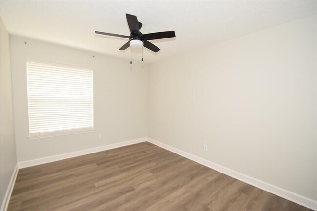 Building Photo - 1322 W Forest Dr
