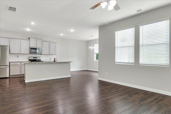 Building Photo - MOVE IN READY