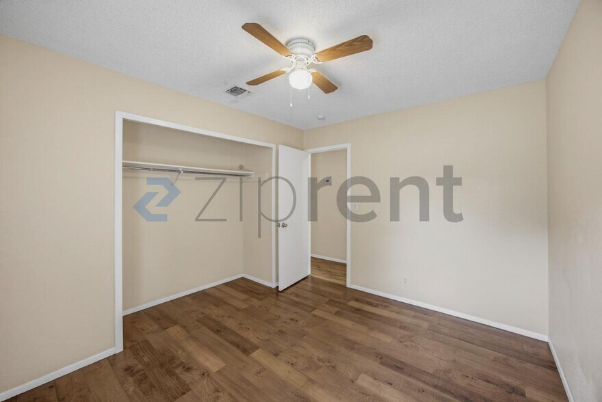 Building Photo - Unit