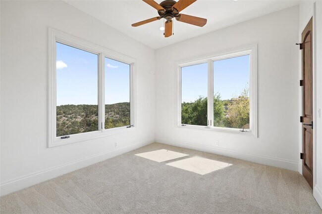Building Photo - 4805 Mirador Dr