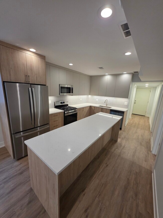 Building Photo - 2741 W Belmont Ave