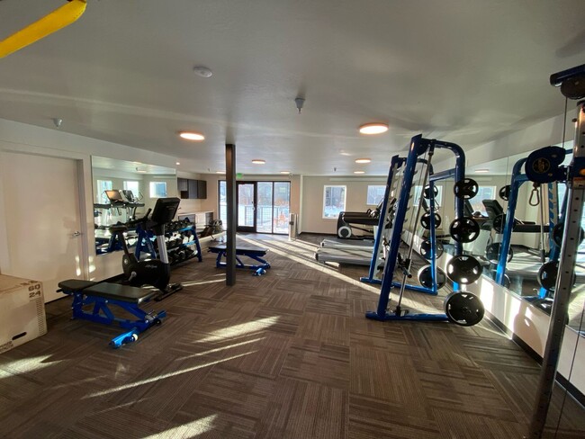 Building Photo - Ground Floor 2 Bed/2 Bath Unit with Great ...