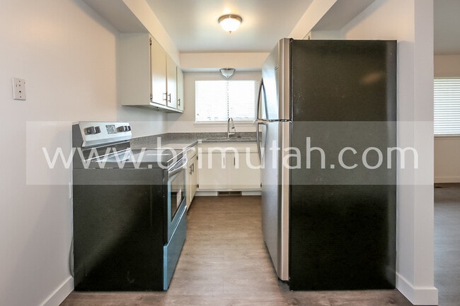 Building Photo - 5 W 300 N