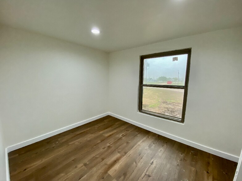 Building Photo - 417 Jasmine Ln