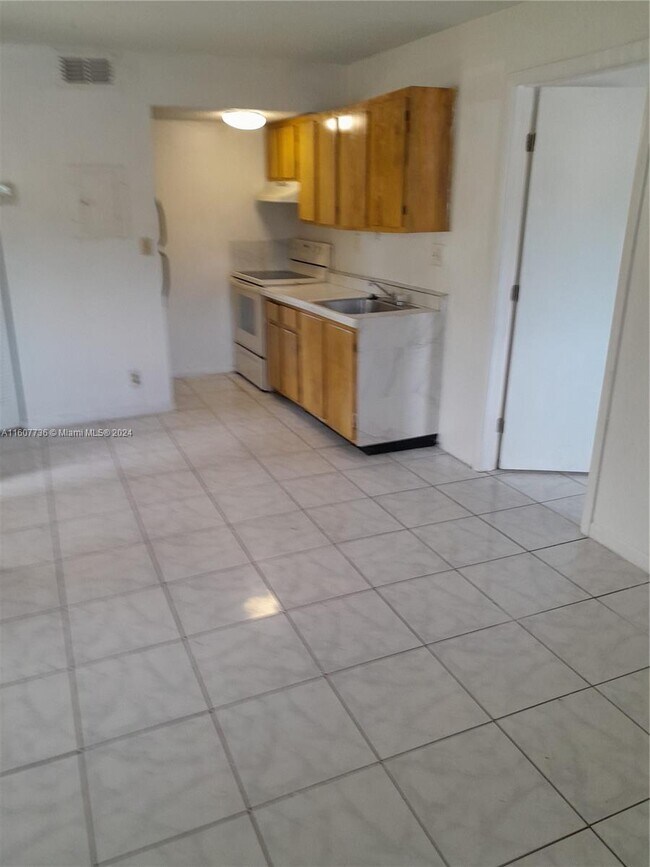 Primary Photo - 4351 NW 19th St