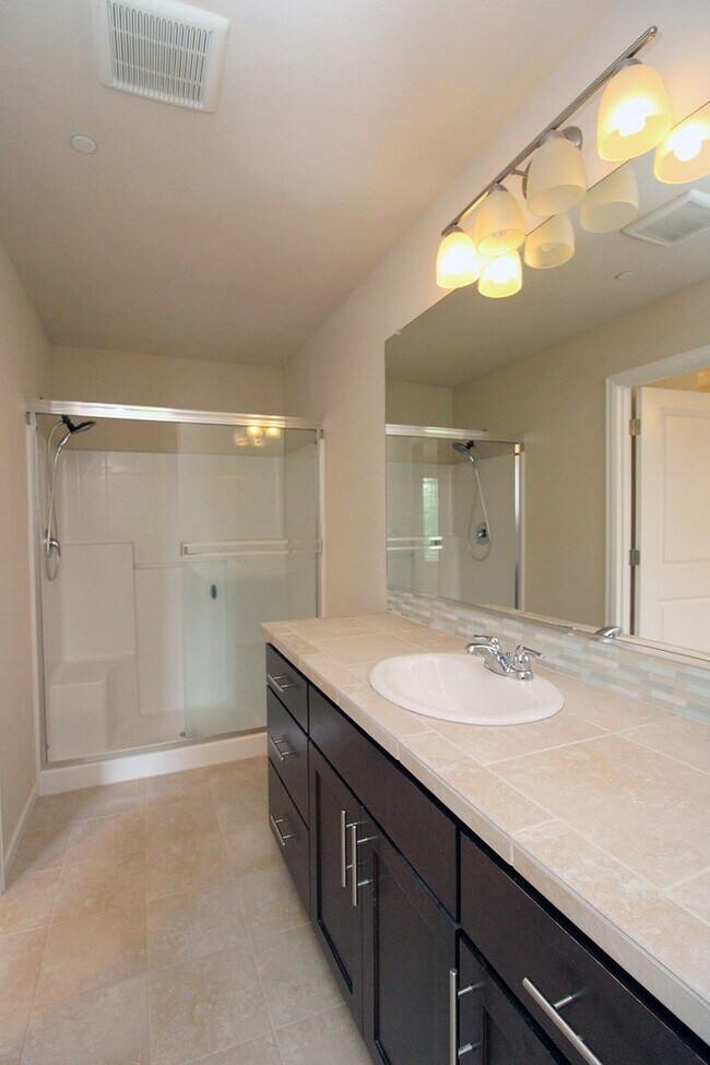 Building Photo - 3 Bedroom Luxury Townhouse in Beautiful Happy Valley