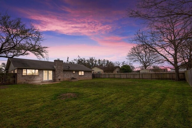 Building Photo - 2503 Versailles Dr