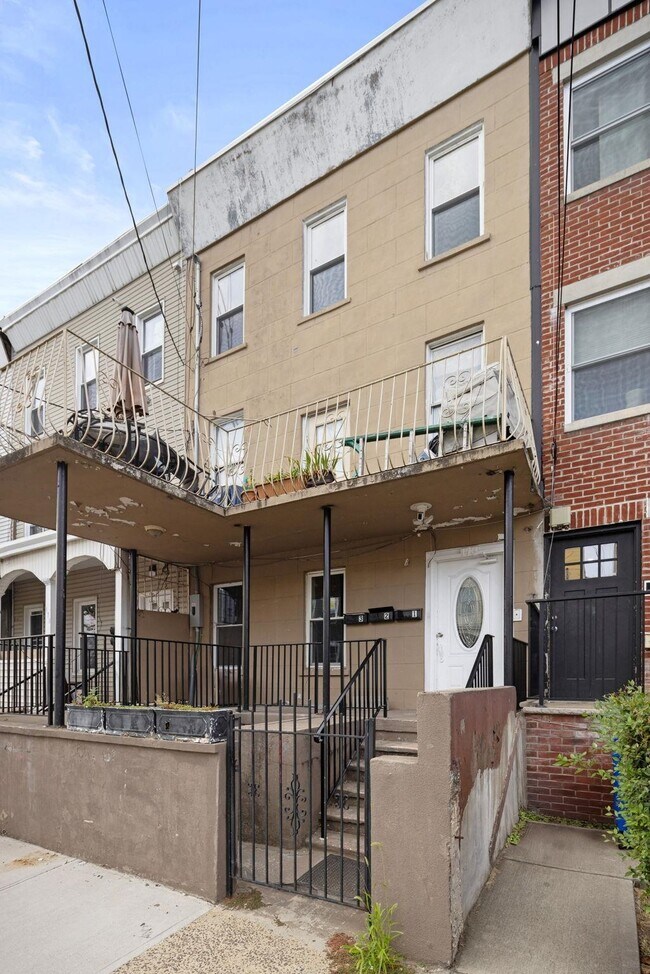 Building Photo - 173 Van Horne St