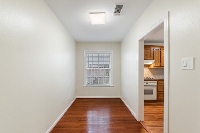 Building Photo - 5710 Greenbriar Dr