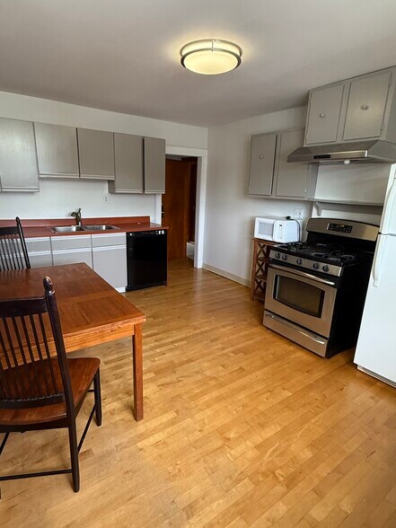 Primary Photo - 54 Webster Ave