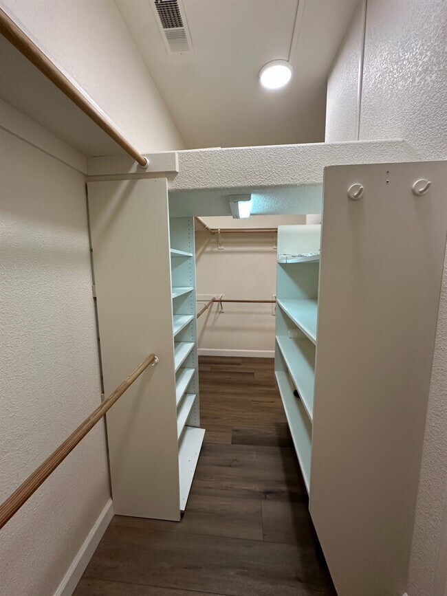 Building Photo - 7026 N Warren Ave