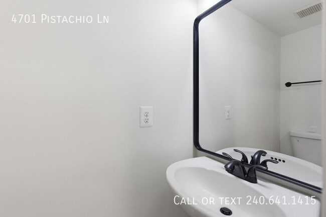 Building Photo - 4701 Pistachio Ln