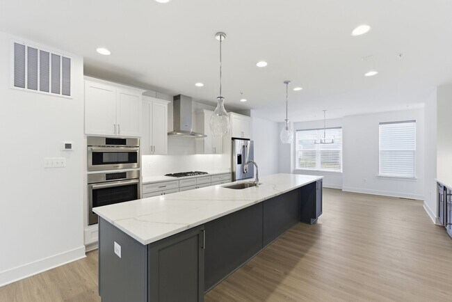 Building Photo - Beautiful 4 BR/4.5 BA EOG Townhome in Laurel!