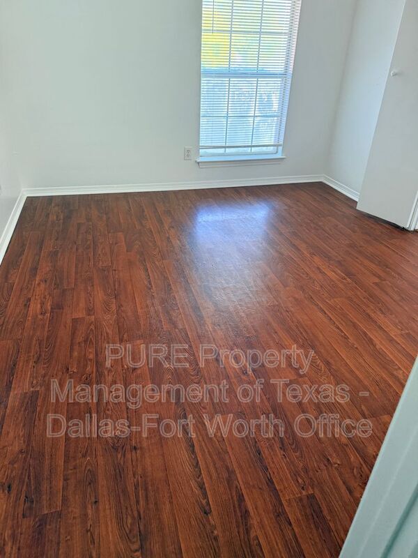 Building Photo - 18333 Roehampton Dr