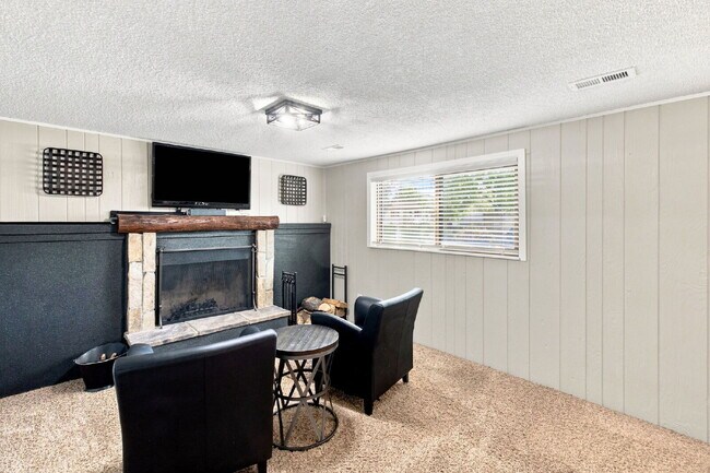 Building Photo - Beautiful 4BED/2BA Tri-Level Home in Widefield Country Club Heights
