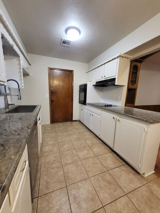 Building Photo - (3) Bed/(2) Bath in Southern Hills w/ (2) Living Areas and Storm Shelter!