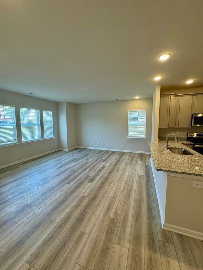 Building Photo - Beautiful, 3BR/2.5BA Townhouse in Gastonia