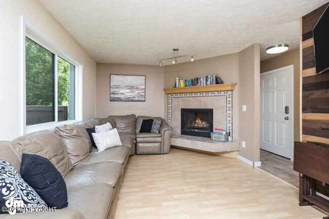 Building Photo - Furnished 3bed/1.5 bath near shopping and more!