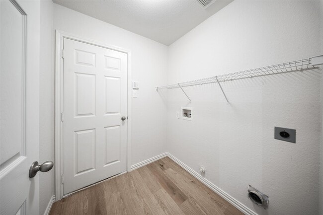 Building Photo - 6000 Meadowglen Dr