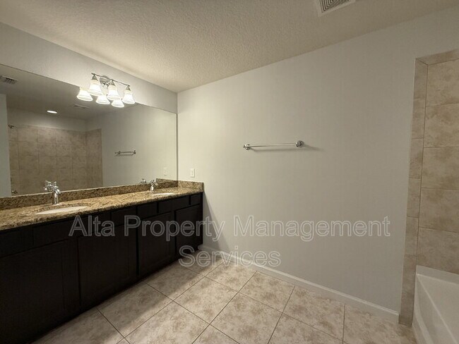Building Photo - 6812 Roundleaf Dr